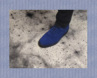 Blauer Schuh auf galaktischem Teppich